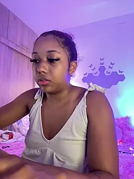 Snapshot of _Zahara_ chatting on 04/16/26, 12:00 Zahara online show from 04/16/26, 12:00