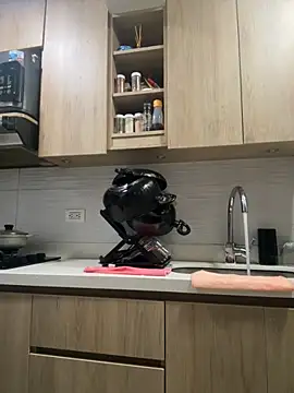 Snapshot of _Zahara_ chatting on 11/14/25, 12:14 Zahara online show from 11/14/25, 12:14