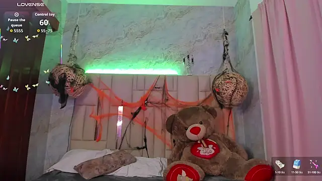 Snapshot of NikkyyRed chatting on 11/02/25, 03:55 NikkyyRed online show from 11/02/25, 03:55