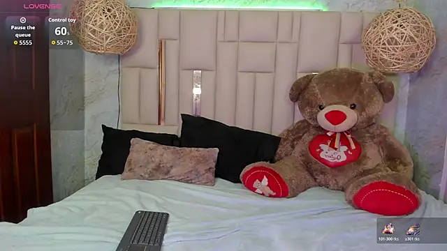 Snapshot of NikkyyRed chatting on 11/13/25, 02:26 NikkyyRed online show from 11/13/25, 02:26