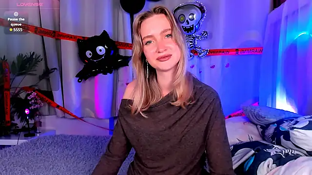 EllaBloom online show from 10/27/25, 03:46