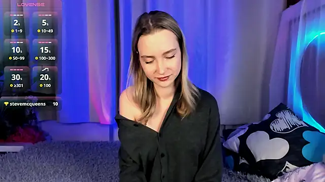 Snapshot of EllaBloom chatting on 12/21/25, 01:35 EllaBloom online show from 12/21/25, 01:35