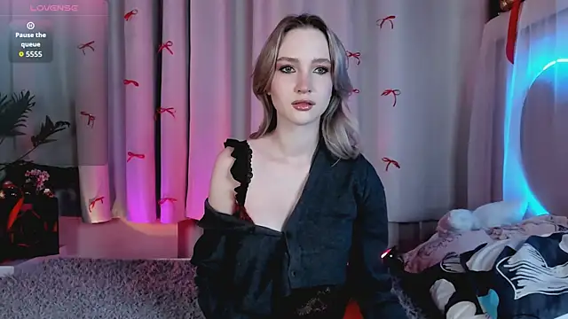 Snapshot of EllaBloom chatting on 01/07/26, 01:38 EllaBloom online show from 01/07/26, 01:38