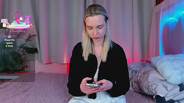 Snapshot of EllaBloom chatting on 02/25/26, 02:50 EllaBloom online show from 02/25/26, 02:50