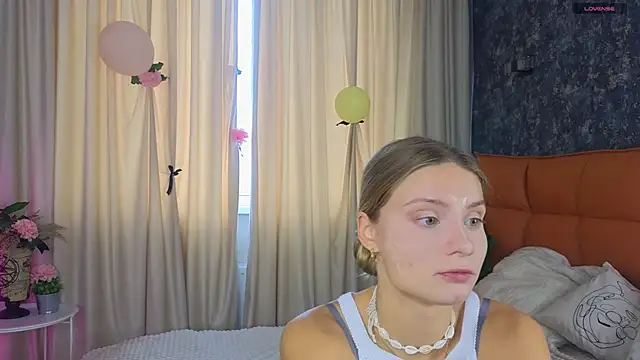 Snapshot of SoftBliss chatting on 09/19/25, 06:50 SoftBliss online show from 09/19/25, 06:50