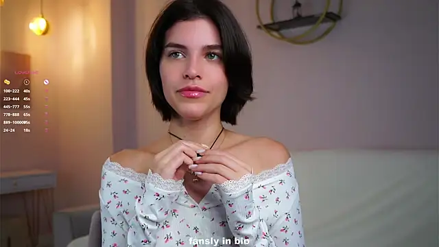 Snapshot of EleneButton chatting on 11/08/25, 01:09 EleneButton online show from 11/08/25, 01:09