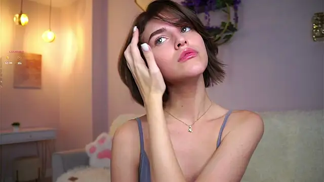 Snapshot of EleneButton chatting on 10/25/25, 01:05 EleneButton online show from 10/25/25, 01:05