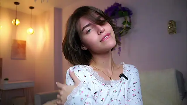 Snapshot of EleneButton chatting on 10/26/25, 01:06 EleneButton online show from 10/26/25, 01:06