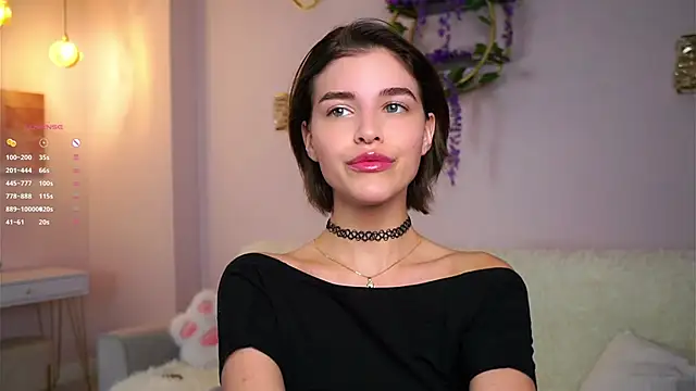 Snapshot of EleneButton chatting on 10/24/25, 01:04 EleneButton online show from 10/24/25, 01:04