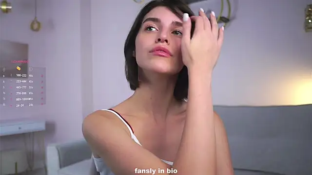 Snapshot of EleneButton chatting on 11/13/25, 01:31 EleneButton online show from 11/13/25, 01:31