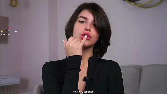 Snapshot of EleneButton chatting on 11/15/25, 01:09 EleneButton online show from 11/15/25, 01:09