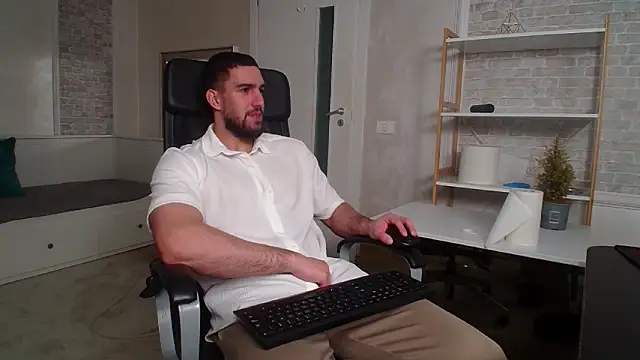 Snapshot of IvanHydee chatting on 11/27/25, 05:41 IvanHydee online show from 11/27/25, 05:41