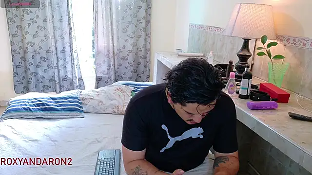Snapshot of RoxyandAron2 chatting on 06/09/26, 01:12 RoxyandAron2 online show from 06/09/26, 01:12