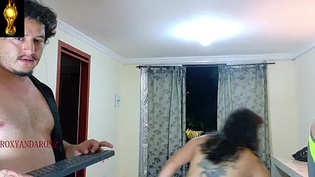 Snapshot of RoxyandAron2 chatting on 06/19/26, 02:39 RoxyandAron2 online show from 06/19/26, 02:39