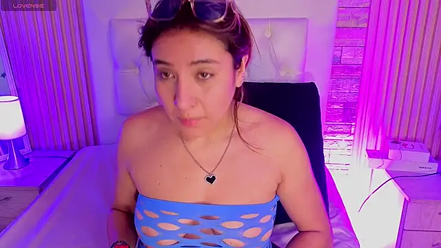 Snapshot of Bonnali_lune chatting on 05/20/26, 04:42 Bonnali lune online show from 05/20/26, 04:42