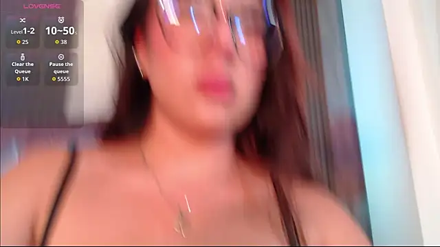 Snapshot of Bonnali_lune chatting on 11/12/25, 10:02 Bonnali lune online show from 11/12/25, 10:02