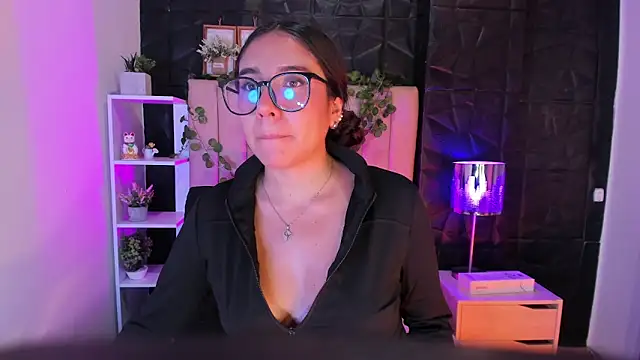 Snapshot of Bonnali_lune chatting on 10/31/25, 02:35 Bonnali lune online show from 10/31/25, 02:35