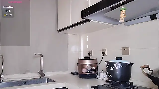 Coco--01 online show from 10/28/25, 12:44