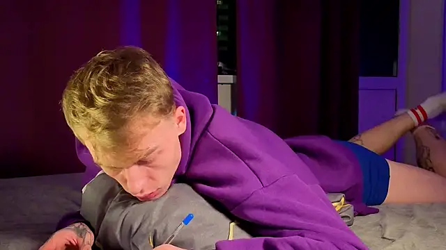 Snapshot of callmealexthx chatting on 12/15/25, 05:41 callmealexthx online show from 12/15/25, 05:41