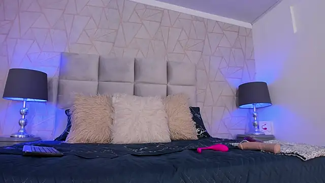 Emely florence  online show from 10/15/25, 06:38