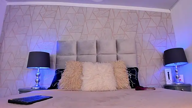 Emely florence  online show from 11/11/25, 06:25