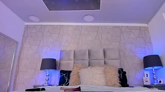 Emely florence  online show from 11/30/25, 02:34