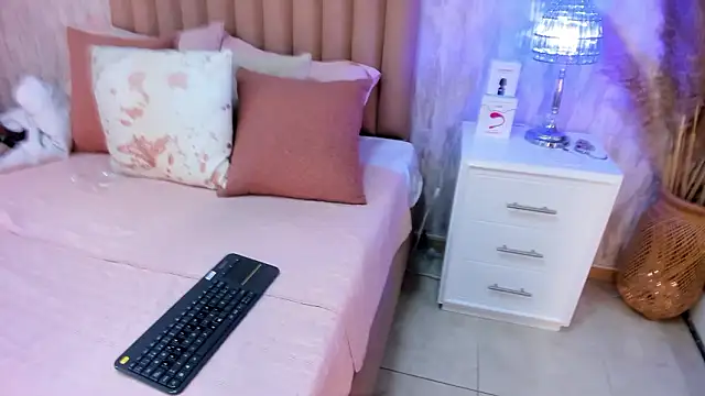 Emely florence  online show from 02/10/26, 03:44