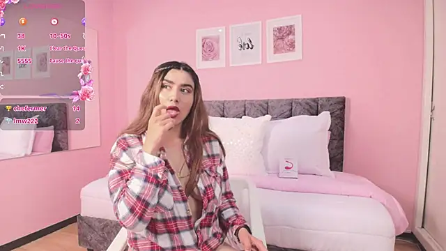 Snapshot of maddie_beauty chatting on 10/18/25, 11:45 maddie beauty online show from 10/18/25, 11:45