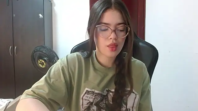 Snapshot of Valentina2390 chatting on 06/20/26, 01:21 Valentina2390 online show from 06/20/26, 01:21