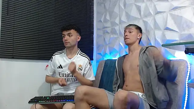 Snapshot of Isaac_tan chatting on 10/31/25, 03:47 Isaac tan online show from 10/31/25, 03:47