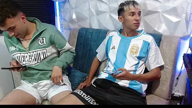 Snapshot of Isaac_tan chatting on 09/19/25, 02:15 Isaac tan online show from 09/19/25, 02:15