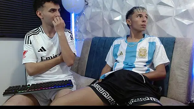 Snapshot of Isaac_tan chatting on 09/18/25, 02:03 Isaac tan online show from 09/18/25, 02:03