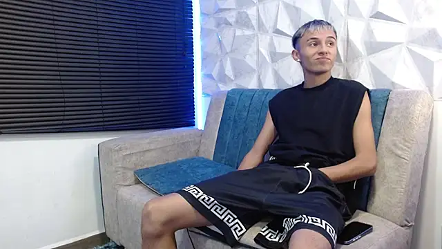 Snapshot of Isaac_tan chatting on 10/05/25, 03:19 Isaac tan online show from 10/05/25, 03:19