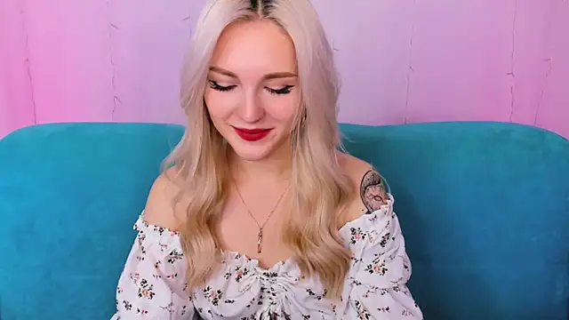 Snapshot of LisaFoxyMe chatting on 10/05/25, 08:16 LisaFoxyMe online show from 10/05/25, 08:16