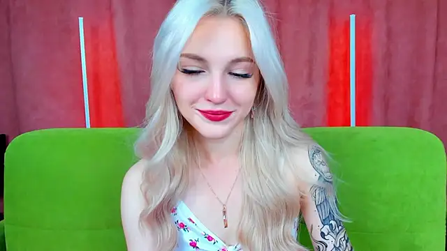 Snapshot of LisaFoxyMe chatting on 09/21/25, 08:30 LisaFoxyMe online show from 09/21/25, 08:30