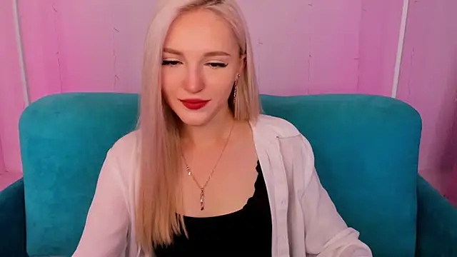 Snapshot of LisaFoxyMe chatting on 09/20/25, 01:10 LisaFoxyMe online show from 09/20/25, 01:10