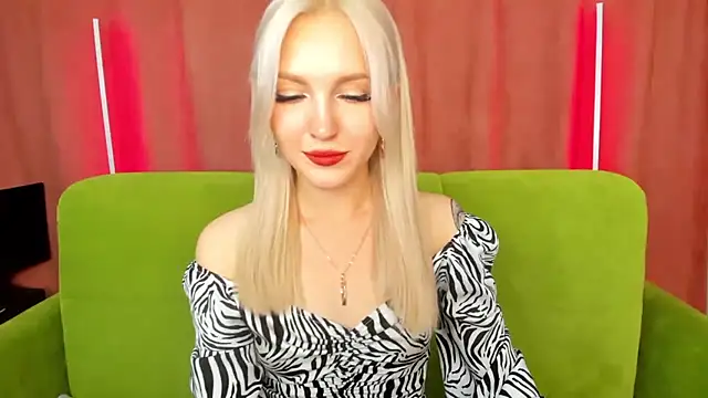 Snapshot of LisaFoxyMe chatting on 10/18/25, 08:49 LisaFoxyMe online show from 10/18/25, 08:49