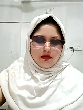 Snapshot of Nusrat-N chatting on 05/31/26, 01:17 Nusrat-N online show from 05/31/26, 01:17