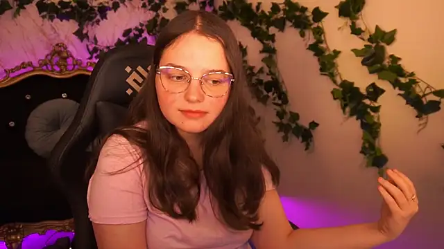 Snapshot of SophieDreamss chatting on 10/22/25, 01:43 SophieDreamss online show from 10/22/25, 01:43