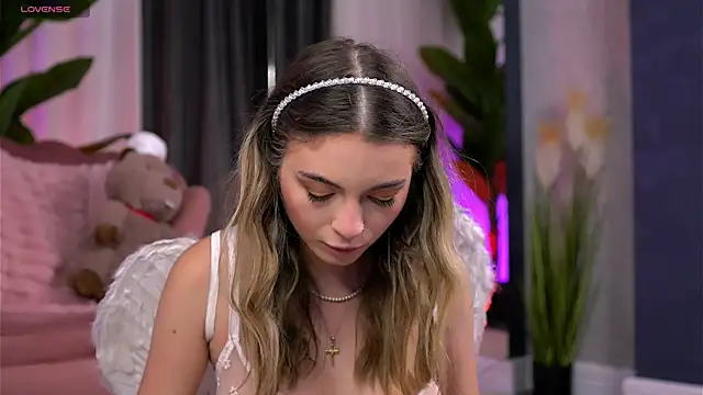 ElsaSolace online show from 10/31/25, 10:16