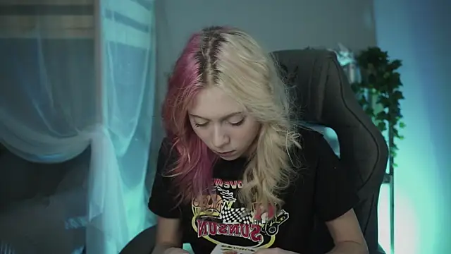 SakuraBliss online show from 10/22/25, 03:33