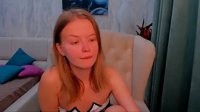 Snapshot of LaurennHill chatting on 09/22/25, 12:16 LaurennHill online show from 09/22/25, 12:16