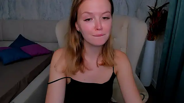Snapshot of LaurennHill chatting on 09/26/25, 12:28 LaurennHill online show from 09/26/25, 12:28