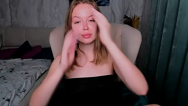 Snapshot of LaurennHill chatting on 10/20/25, 12:13 LaurennHill online show from 10/20/25, 12:13