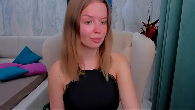 Snapshot of LaurennHill chatting on 09/19/25, 12:14 LaurennHill online show from 09/19/25, 12:14