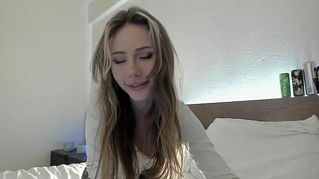 Snapshot of MilaDeLune chatting on 12/05/25, 05:22 MilaDeLune online show from 12/05/25, 05:22