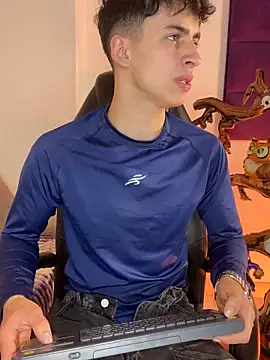 Snapshot of AdrianRinaldi chatting on 10/29/25, 07:57 AdrianRinaldi online show from 10/29/25, 07:57