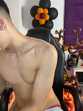 Snapshot of AdrianRinaldi chatting on 10/25/25, 08:42 AdrianRinaldi online show from 10/25/25, 08:42