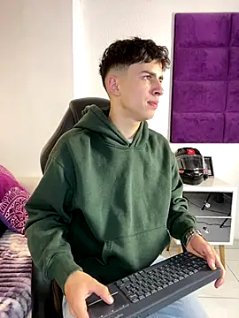 Snapshot of AdrianRinaldi chatting on 10/22/25, 07:35 AdrianRinaldi online show from 10/22/25, 07:35