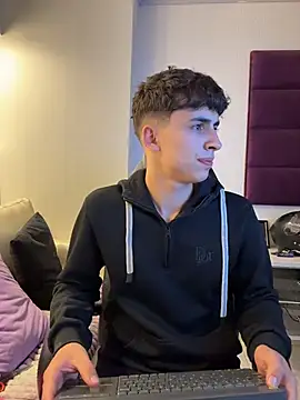 Snapshot of AdrianRinaldi chatting on 11/26/25, 08:09 AdrianRinaldi online show from 11/26/25, 08:09